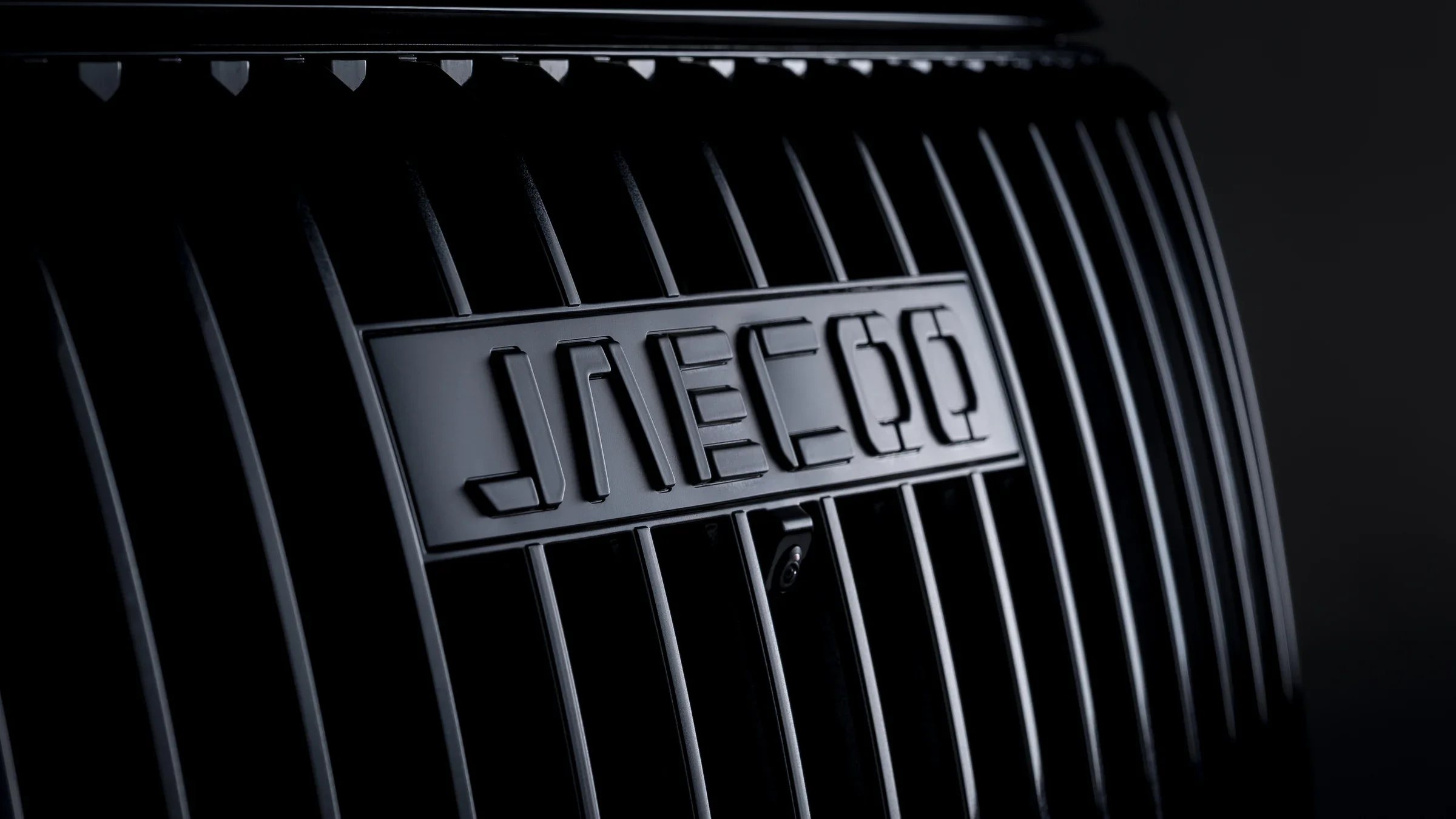 The JAECOO emblem in black on the black radiator grille