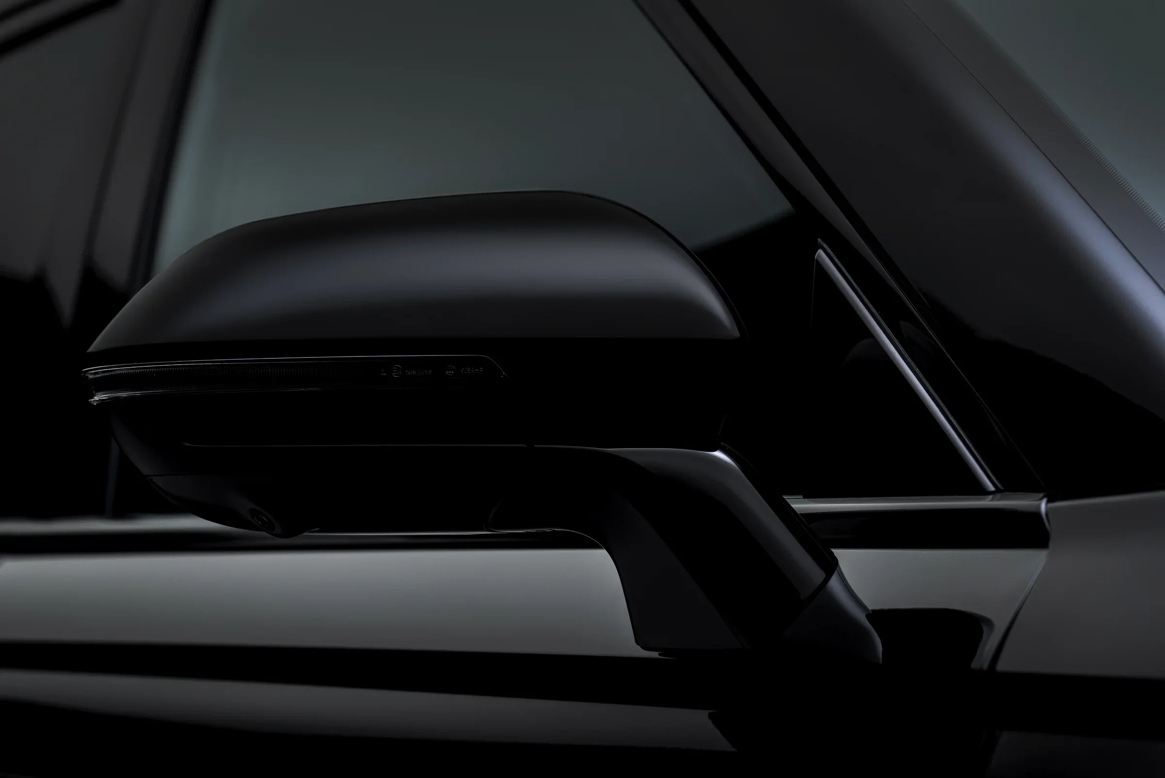Gloss-black door mirror