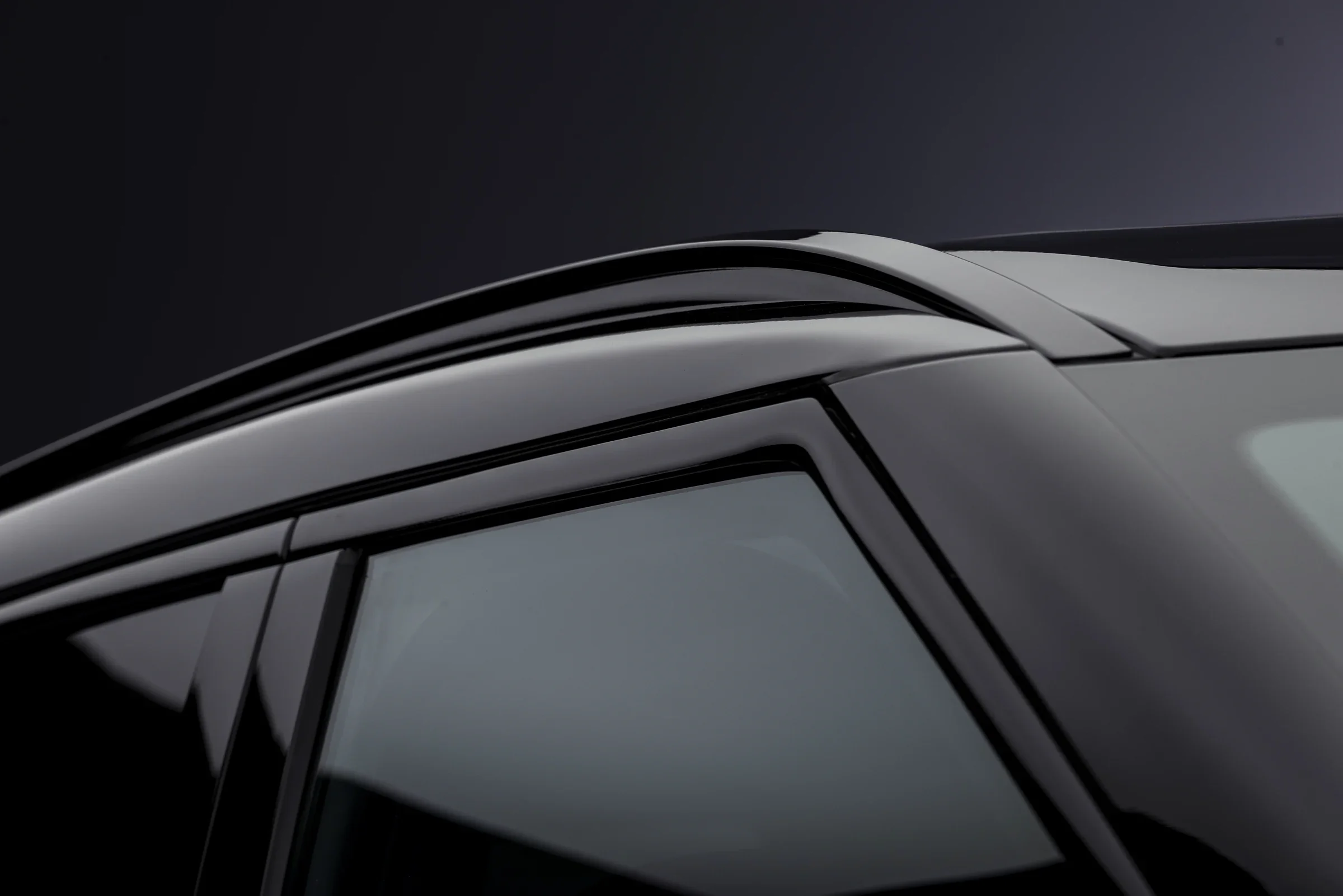 Gloss-black roof rail and window line