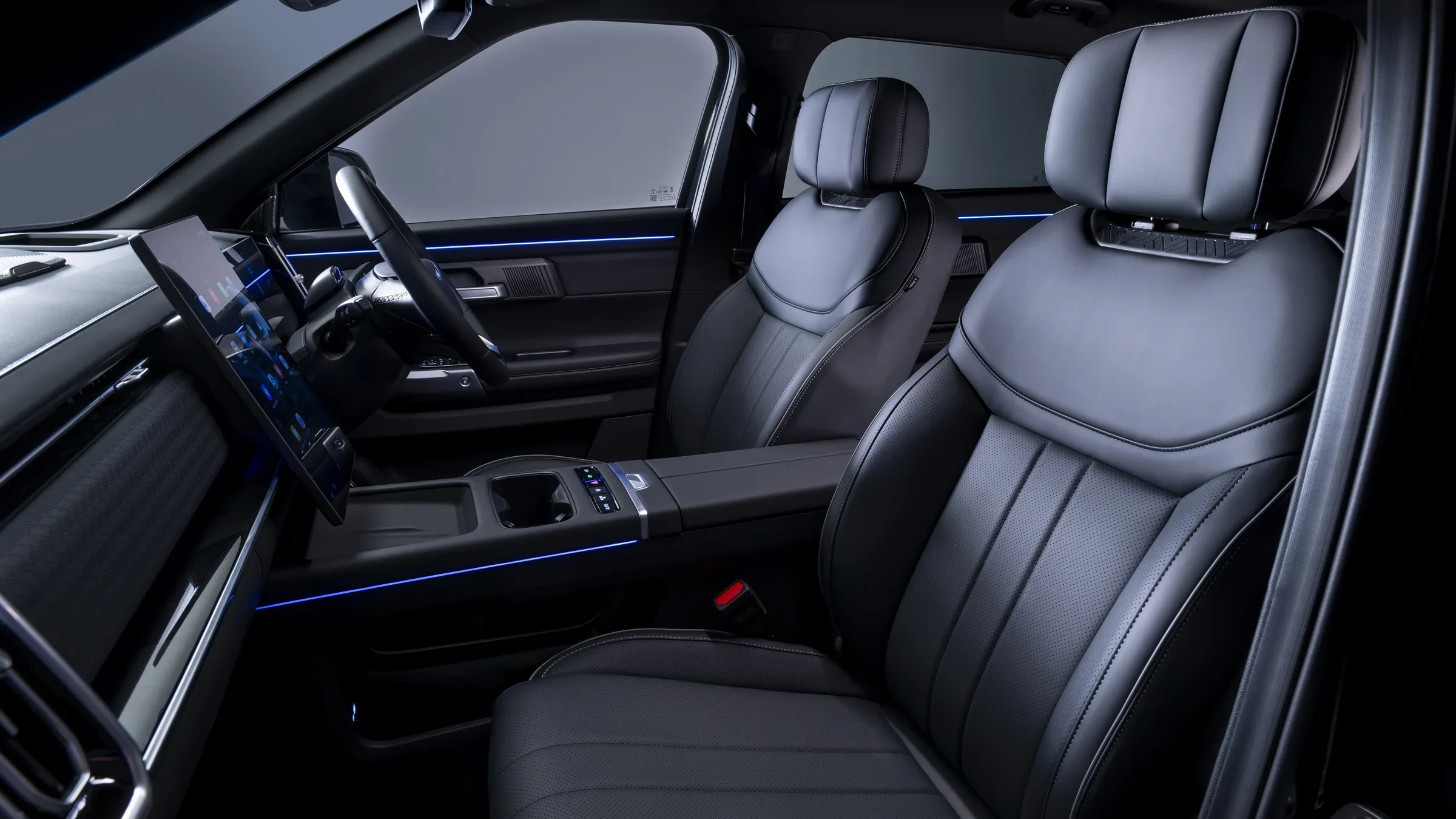 Front seats in dark upholstery