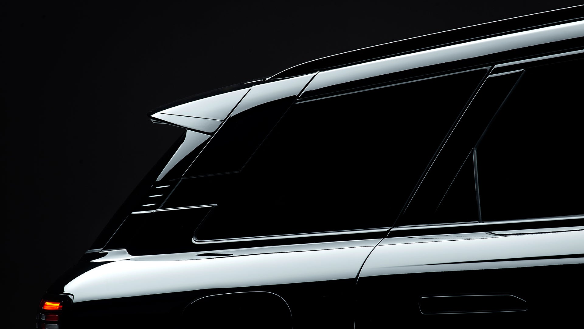 Black JAECOO 7 badge on a black body panel